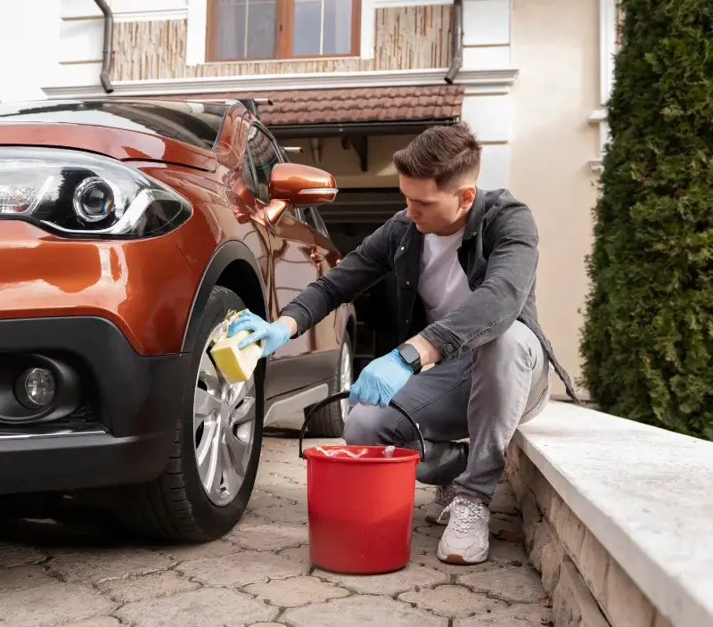 Lavage auto à domicile La Neuville-Chant-d'Oisel : professionnel intervenant sur un véhicule